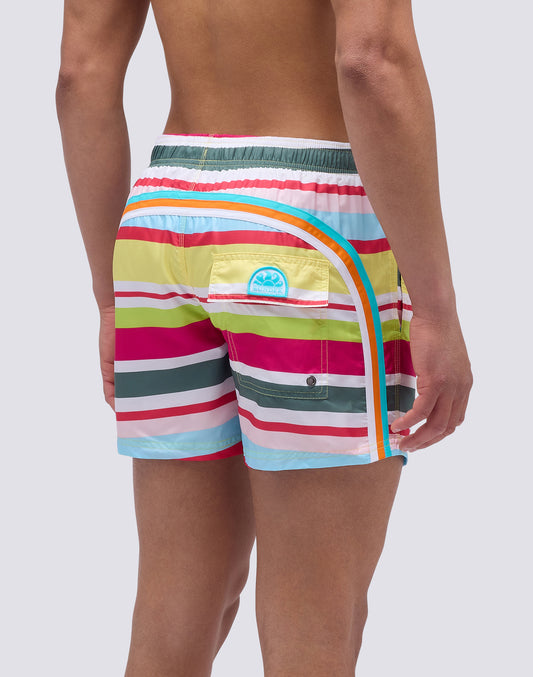 BAÑADOR CORTO DE CINTURA ELÁSTICA CON ESTAMPADO DE RAYAS MULTICOLORES