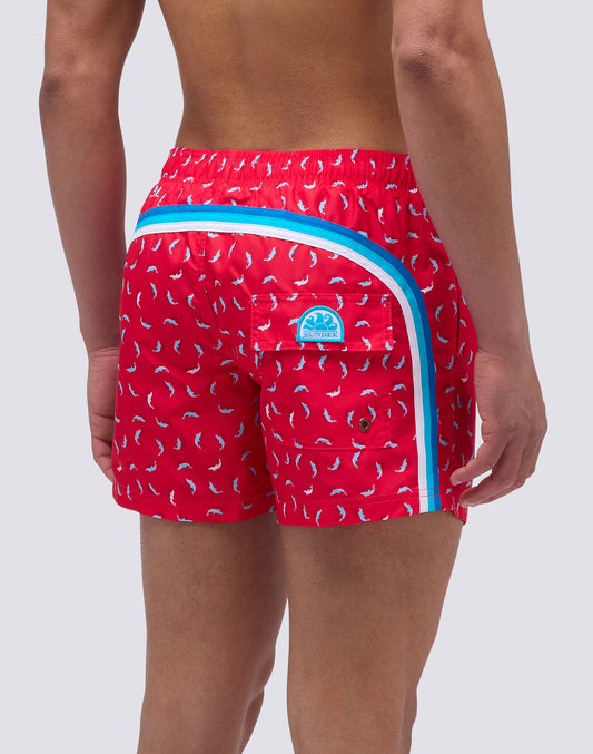 BAÑADOR CORTO DE POLIÉSTER RECICLADO CON ELÁSTICO EN LA CINTURA Y ESTAMPADO DE DELFINES