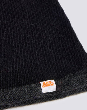 BEANIE IN CONTRAST COLOR