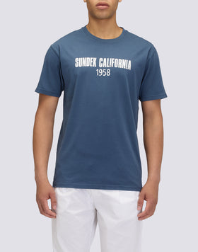 CAMISETA DE CUELLO REDONDO PARA HOMBRE CON INSCRIPCIÓN SUNDEK CALIFORNIA 1958