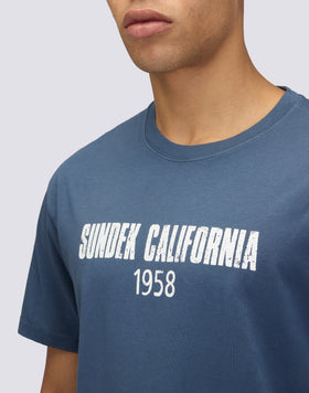 CAMISETA DE CUELLO REDONDO PARA HOMBRE CON INSCRIPCIÓN SUNDEK CALIFORNIA 1958