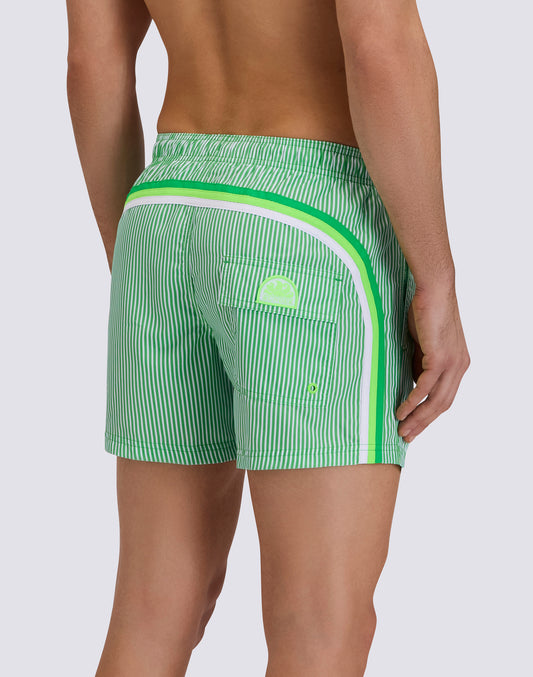 BAÑADOR CORTO DE CINTURA ELÁSTICA DE POLIÉSTER RECICLADO REPREVE® CON ESTAMPADO DE RAYAS JUICY Y BORDADO DE FRUTAS