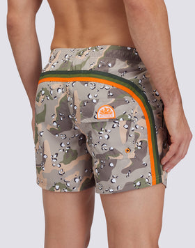 REPREVE® TRAJE DE BAÑO CORTO CON CINTURA ELÁSTICA Y SPOTTED CAMO ESTAMPADO