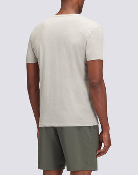 CAMISETA TEÑIDA EN PRENDA CON BOLSILLO