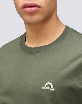 CAMISETA CON BORDADO ARCO IRIS