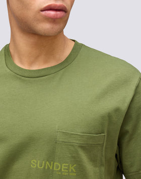 T-SHIRT CON TASCA E STAMPA