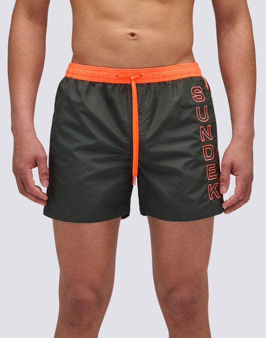 ICÓNICO BAÑADOR CORTO DE TAFETÁN CON CINTURA ELÁSTICA Y RIBETES EN CONTRASTE