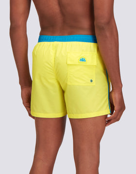 ICÓNICO BAÑADOR CORTO DE TAFETÁN CON CINTURA ELÁSTICA Y RIBETES EN CONTRASTE