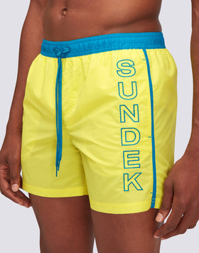 ICÓNICO BAÑADOR CORTO DE TAFETÁN CON CINTURA ELÁSTICA Y RIBETES EN CONTRASTE