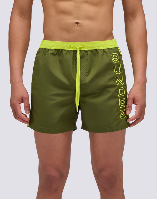 MAILLOT DE BAIN COURT À TAILLE ÉLASTIQUÉE EN TAFFETAS ICONIQUE AVEC PASSEPOILS CONTRASTÉS