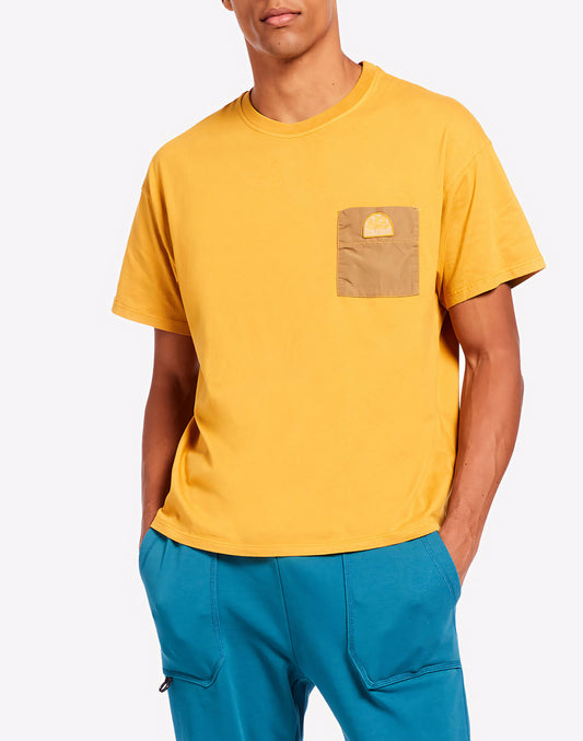 T-SHIRT AVEC POCHE CONTRASTÉE