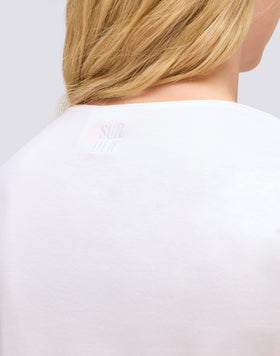 T-SHIRT FEMME À COL LARGE ET NOEUD SUR LE DEVANT