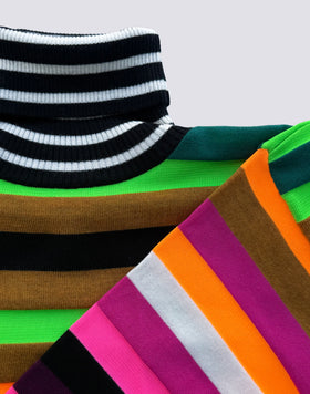 JERSEY DE MUJER CON CUELLO ALTO A RAYAS MULTICOLORES