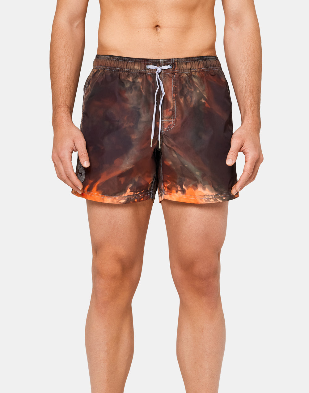 SHORT SWIM SHORTS WITH AN ELASTICATED WAISTBAND AND PATCH